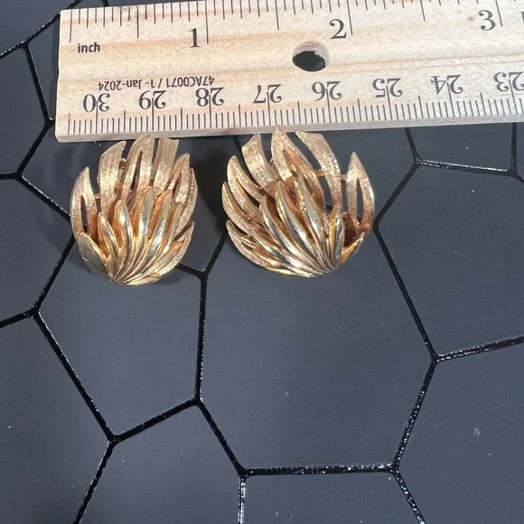 Vintage LISNER Gold Tone Screw Back Leaf Earings - Picture 5 of 5